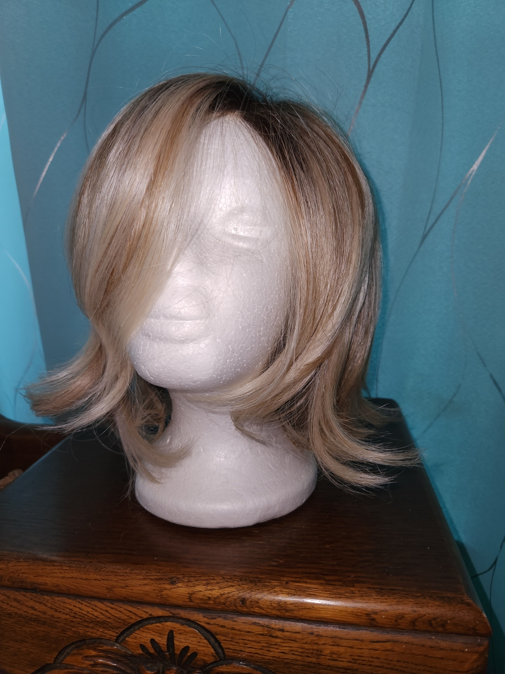 Layered Short Blonde Women's Wig with Soft Face-Framing